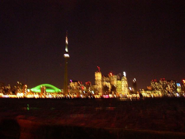 ワーズ島・フェリー乗り場付近から見るトロントの夜景